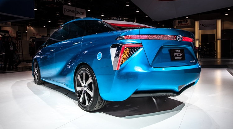 В следующем году Toyota выпустит конкурента Tesla Model S